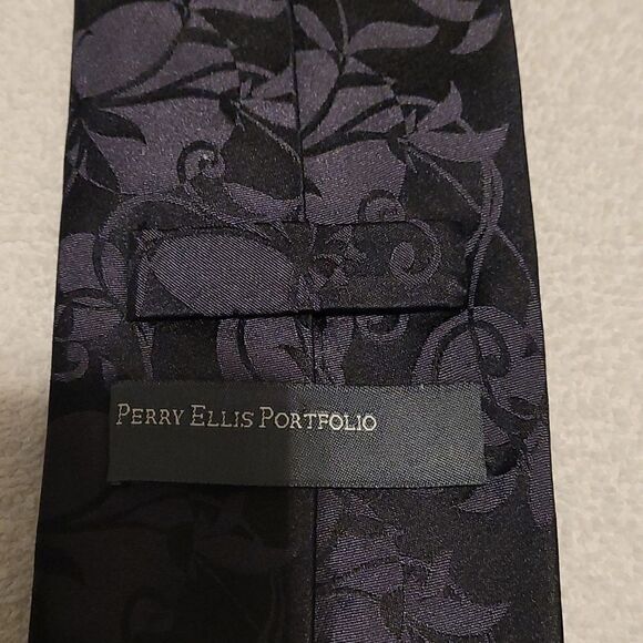 Perry Ellis portfolio all silk black tie - Picture 3 of 5